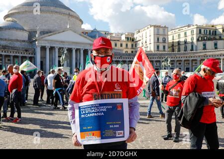 Neapel, KAMPANIEN, ITALIEN. Oktober 2020. 22/10/2020 Neapel, piazza del Plebiscito, einheitliche Veranstaltung, organisiert in über 40 italienischen Plätzen miteinander verbunden entfernt, von den nationalen Gewerkschaften Filcams CGIL, Fisascat Cisl, Uiltrasporti zur Unterstützung der Streit mit über sechshunderttausend Mitarbeitern in den Reinigungsunternehmen, integrierte Dienstleistungen und Multiservices. Quelle: Fabio Sasso/ZUMA Wire/Alamy Live News Stockfoto