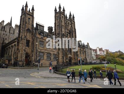 Menschen, die am New College, der University of Edinburgh auf dem Hügel, Schottland, Großbritannien, den Berg hinaufgehen Stockfoto