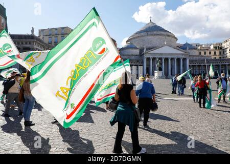 Neapel, KAMPANIEN, ITALIEN. Oktober 2020. 22/10/2020 Neapel, piazza del Plebiscito, einheitliche Veranstaltung, organisiert in über 40 italienischen Plätzen miteinander verbunden entfernt, von den nationalen Gewerkschaften Filcams CGIL, Fisascat Cisl, Uiltrasporti zur Unterstützung der Streit mit über sechshunderttausend Mitarbeitern in den Reinigungsunternehmen, integrierte Dienstleistungen und Multiservices. Quelle: Fabio Sasso/ZUMA Wire/Alamy Live News Stockfoto