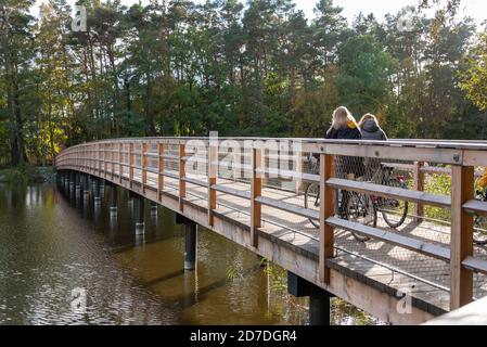 Prerow, Deutschland. Oktober 2020. Radfahrer fahren über eine neue Holzbrücke. Es führt direkt zum Strand. Quelle: Stephan Schulz/dpa-Zentralbild/ZB/dpa/Alamy Live News Stockfoto