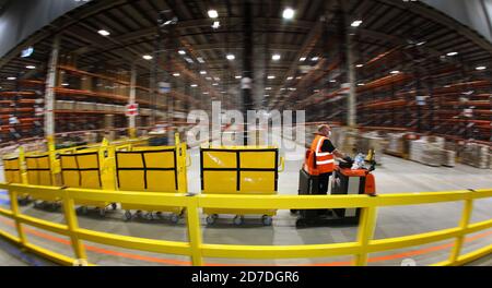 07. September 2020, Sachsen-Anhalt, Osterweddingen: Ein Mitarbeiter transportiert Waren im neuen Logistikzentrum von Amazon. Foto: Ronny Hartmann/dpa-Zentralbild/ZB Stockfoto