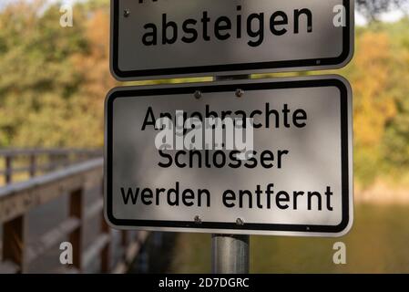 Prerow, Deutschland. Oktober 2020. Es ist nicht erlaubt, Liebesschlösser an einer Brücke in Prerow zu befestigen. Es gibt ein Schild, das darauf hinweist. Quelle: Stephan Schulz/dpa-Zentralbild/ZB/dpa/Alamy Live News Stockfoto