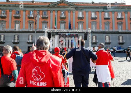 Neapel, KAMPANIEN, ITALIEN. Oktober 2020. 22/10/2020 Neapel, piazza del Plebiscito, einheitliche Veranstaltung, organisiert in über 40 italienischen Plätzen miteinander verbunden entfernt, von den nationalen Gewerkschaften Filcams CGIL, Fisascat Cisl, Uiltrasporti zur Unterstützung der Streit mit über sechshunderttausend Mitarbeitern in den Reinigungsunternehmen, integrierte Dienstleistungen und Multiservices. Quelle: Fabio Sasso/ZUMA Wire/Alamy Live News Stockfoto