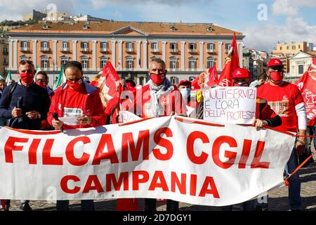 Neapel, KAMPANIEN, ITALIEN. Oktober 2020. 22/10/2020 Neapel, piazza del Plebiscito, einheitliche Veranstaltung, organisiert in über 40 italienischen Plätzen miteinander verbunden entfernt, von den nationalen Gewerkschaften Filcams CGIL, Fisascat Cisl, Uiltrasporti zur Unterstützung der Streit mit über sechshunderttausend Mitarbeitern in den Reinigungsunternehmen, integrierte Dienstleistungen und Multiservices. Quelle: Fabio Sasso/ZUMA Wire/Alamy Live News Stockfoto