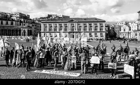 Neapel, KAMPANIEN, ITALIEN. Oktober 2020. 22/10/2020 Neapel, piazza del Plebiscito, einheitliche Veranstaltung, organisiert in über 40 italienischen Plätzen miteinander verbunden entfernt, von den nationalen Gewerkschaften Filcams CGIL, Fisascat Cisl, Uiltrasporti zur Unterstützung der Streit mit über sechshunderttausend Mitarbeitern in den Reinigungsunternehmen, integrierte Dienstleistungen und Multiservices. Quelle: Fabio Sasso/ZUMA Wire/Alamy Live News Stockfoto