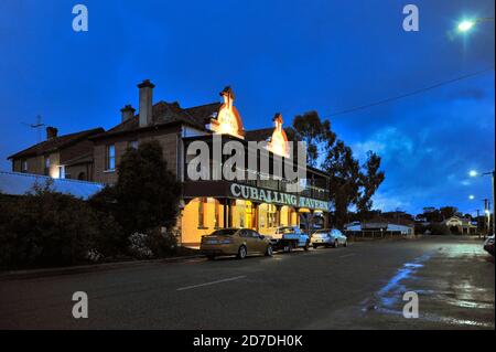 Cuballing Pub ist ein typisches westaustralisches Wheatbelt Country Pub aus dem frühen 20. Jahrhundert. Stockfoto