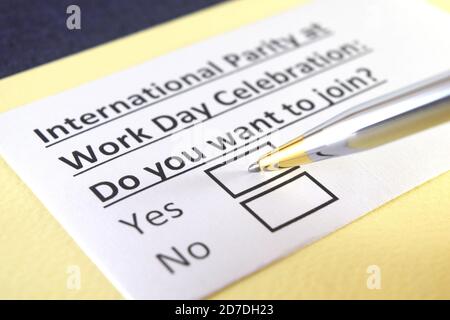 Eine Person beantwortet Frage über internationale Parität bei der Feierlichkeit des Arbeitstages. Stockfoto