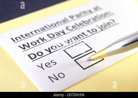 Eine Person beantwortet Frage über internationale Parität bei der Feierlichkeit des Arbeitstages. Stockfoto