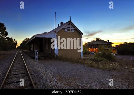 Anfang des 20. Jahrhunderts Westaustralischer Bahnhof, hier bei GinGin im Wheatbelt-Bereich. Stockfoto