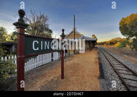 Anfang des 20. Jahrhunderts Westaustralischer Bahnhof, hier bei GinGin im Wheatbelt-Bereich. Stockfoto