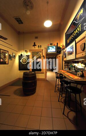 Ein typischer Western Australian Gold Rush Country Pub aus dem frühen 20. Jahrhundert, hier bei Kookynie. Stockfoto