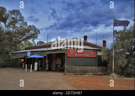 Ein typischer Western Australian Gold Rush Country Pub aus dem frühen 20. Jahrhundert, hier bei Kookynie. Stockfoto