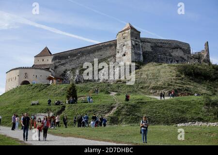 Rasnov, Rumänien - 2. Oktober 2020: Touristen gehen in die mittelalterliche Wehrkirche Rasnov (Festung, Burg, Zitadelle). Stockfoto