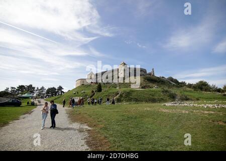 Rasnov, Rumänien - 2. Oktober 2020: Touristen gehen in die mittelalterliche Wehrkirche Rasnov (Festung, Burg, Zitadelle). Stockfoto