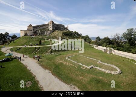 Rasnov, Rumänien - 2. Oktober 2020: Touristen gehen in die mittelalterliche Wehrkirche Rasnov (Festung, Burg, Zitadelle). Stockfoto