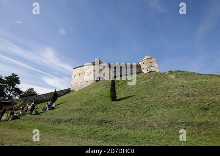 Rasnov, Rumänien - 2. Oktober 2020: Touristen gehen in die mittelalterliche Wehrkirche Rasnov (Festung, Burg, Zitadelle). Stockfoto