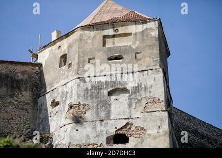 Rasnov, Rumänien - 2. Oktober 2020: Touristen gehen in die mittelalterliche Wehrkirche Rasnov (Festung, Burg, Zitadelle). Stockfoto