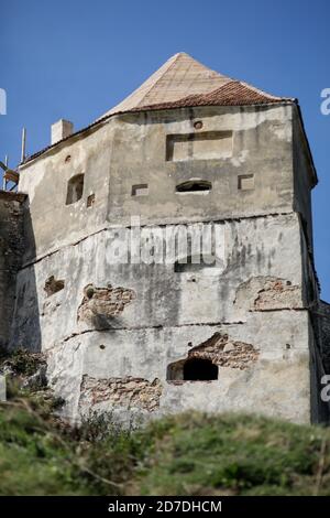 Rasnov, Rumänien - 2. Oktober 2020: Touristen gehen in die mittelalterliche Wehrkirche Rasnov (Festung, Burg, Zitadelle). Stockfoto