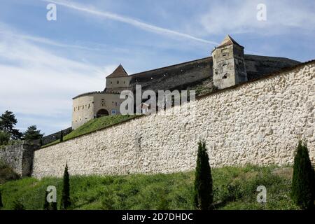 Rasnov, Rumänien - 2. Oktober 2020: Touristen gehen in die mittelalterliche Wehrkirche Rasnov (Festung, Burg, Zitadelle). Stockfoto