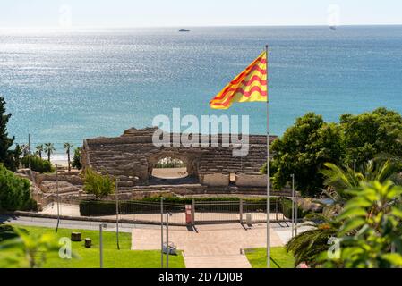 TARRAGONA, SPANIEN - 20. Okt 2020: Tarragona, Spanien : 2020. September 27: Sonniger Tag in Tarragona Amphitheater in Spanien - EIN UNESCO-Weltkulturerbe in Stockfoto