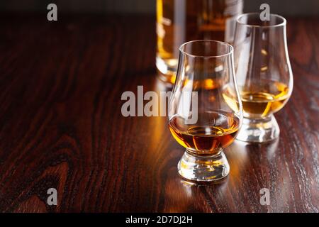 Glas Whisky-Spirituosen Brandy auf dunkelbraunem Hintergrund Stockfoto