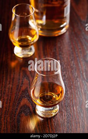 Glas Whisky-Spirituosen Brandy auf dunkelbraunem Hintergrund Stockfoto