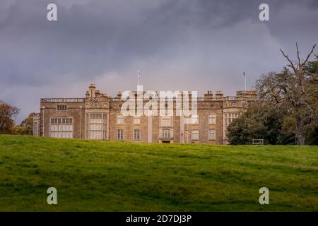 Castle Ashby House Blick auf die Rückseite des Anwesens an einem trüben, bewölkten Nachmittag, von einer öffentlichen Gasse, Castle Ashby, Northamptonshire, Englnd, Großbritannien. Stockfoto