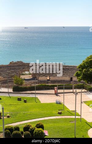 TARRAGONA, SPANIEN - 20. Okt 2020: Tarragona, Spanien : 2020. September 27: Sonniger Tag in Tarragona Amphitheater in Spanien - EIN UNESCO-Weltkulturerbe in Stockfoto