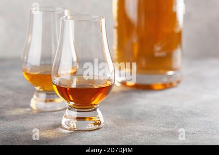 Glas Whisky-Spirituosen Brandy auf grauem Beton Hintergrund Stockfoto