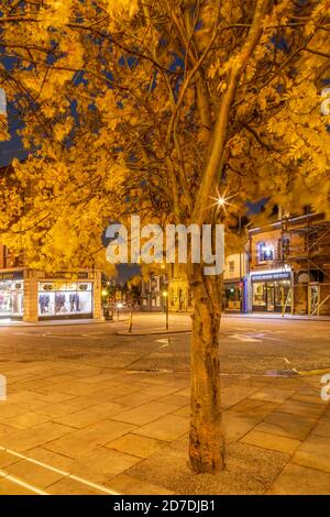 Stadtzentrum an einem nassen Morgen im Herbst, Northampton, England, Großbritannien. Stockfoto