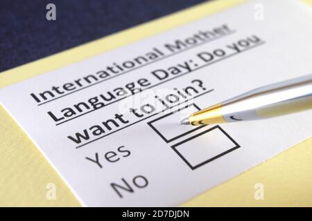 Eine Person beantwortet Fragen zum internationalen Muttersprachentag. Stockfoto