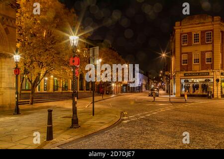 Montague Jeffery Herrenausstatter an der Ecke von St. Giles und Derngate im Stadtzentrum an einem nassen Morgen im Herbst, Northampton, England, Großbritannien. Stockfoto