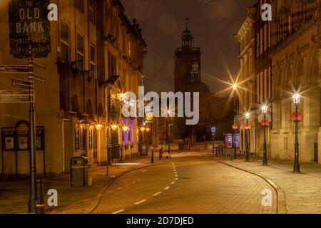 Die Guildhall und St. Giles im Stadtzentrum an einem nassen Morgen im Herbst, Northampton, England, Großbritannien. Stockfoto