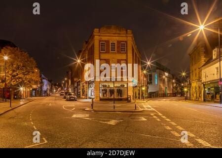 Montague Jeffery Herrenausstatter an der Ecke von St. Giles und Derngate im Stadtzentrum an einem nassen Morgen im Herbst, Northampton, England, Großbritannien. Stockfoto