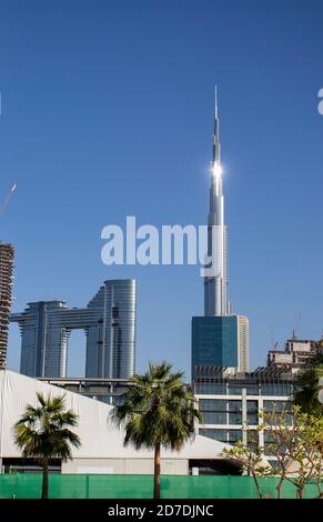 Blick auf einen Burj Khalifa, das höchste Gebäude der Welt und Sky View Adresse Hotel. Dubai. VAE. Im Freien Stockfoto