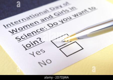 Eine Person beantwortet Fragen zum internationalen Tag der Frauen und Mädchen in der Wissenschaft. Stockfoto