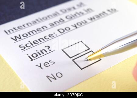 Eine Person beantwortet Fragen zum internationalen Tag der Frauen und Mädchen in der Wissenschaft. Stockfoto