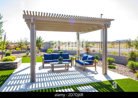 Pergola Bedeckt Terrassenmöbel Mit Blauen Kissen Stockfoto