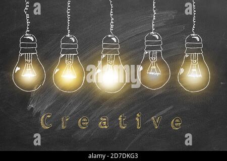 Reihe von flackernden Wolfram Glühbirnen in Kreide auf einer Tafel gezeichnet. Kreativitätskonzept. Stockfoto