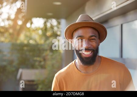 Porträt Eines Lächelnden Afroamerikanischen Mannes Mit Hut Im Garten Zu Hause Stockfoto