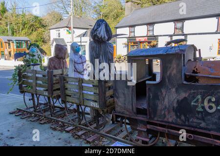 Halloween-Feier Geister und Ghouls im Zug, Leap, West Cork, Irland Stockfoto