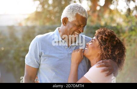 Portrait Von Lächelndem Senior African American Couple In Garden At Zu Hause Stockfoto