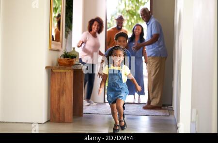 Großeltern Zu Hause, Die Tür Öffnen, Um Familie Mit Kindern Zu Besuchen Mit Dem Vorsprung Stockfoto