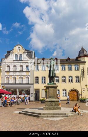 Statue von Johannes Müller am Jesuitenplatz in Koblenz, Deutschland Stockfoto