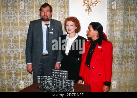 Elisabeth Volkmann (Mitte), deutsche Schauspielerin und Synchronsprecherin, stellt mit Hans Werner Neumann und ihrer Managerin Cornelia Ahlering in Hamburg ihre neue Hautpflege-Serie 'Hautfrühling' vor, Deutschland 1988. Stockfoto