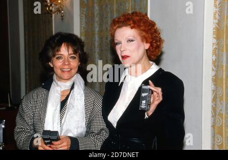 Elisabeth Volkmann (rechts), deutsche Schauspielerin und Synchronsprecherin, stellt in Hamburg der Kollegin Simone Rethel ihre neue Hautpflege-Serie 'Hautfrühling' vor, Deutschland 1988. Stockfoto