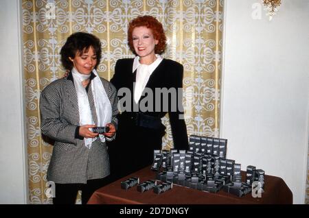 Elisabeth Volkmann (rechts), deutsche Schauspielerin und Synchronsprecherin, stellt in Hamburg der Kollegin Simone Rethel ihre neue Hautpflege-Serie 'Hautfrühling' vor, Deutschland 1988. Stockfoto