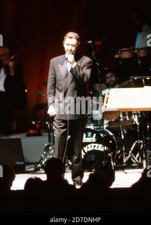 Peter Alexander, österreichischer Sänger und Schauspieler, singt bei einem Konzert in Hamburg, Deutschland 1990. Stockfoto