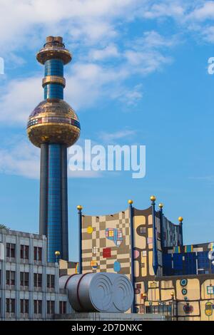 Österreich, Wien, Spittelau, Kraftwerk Fernwarte, dessen Fassade von Öko-Architekt Friedensreich Hundertwasser nach einem Großbrand neu gestaltet wurde Stockfoto