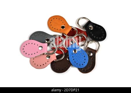 Leere runde Farbe Leder Schlüsselanhänger Kollektion auf isoliertem weißem Hintergrund mit Clipping Pfad. Stapel Set von metallischen Souvenir. Stockfoto